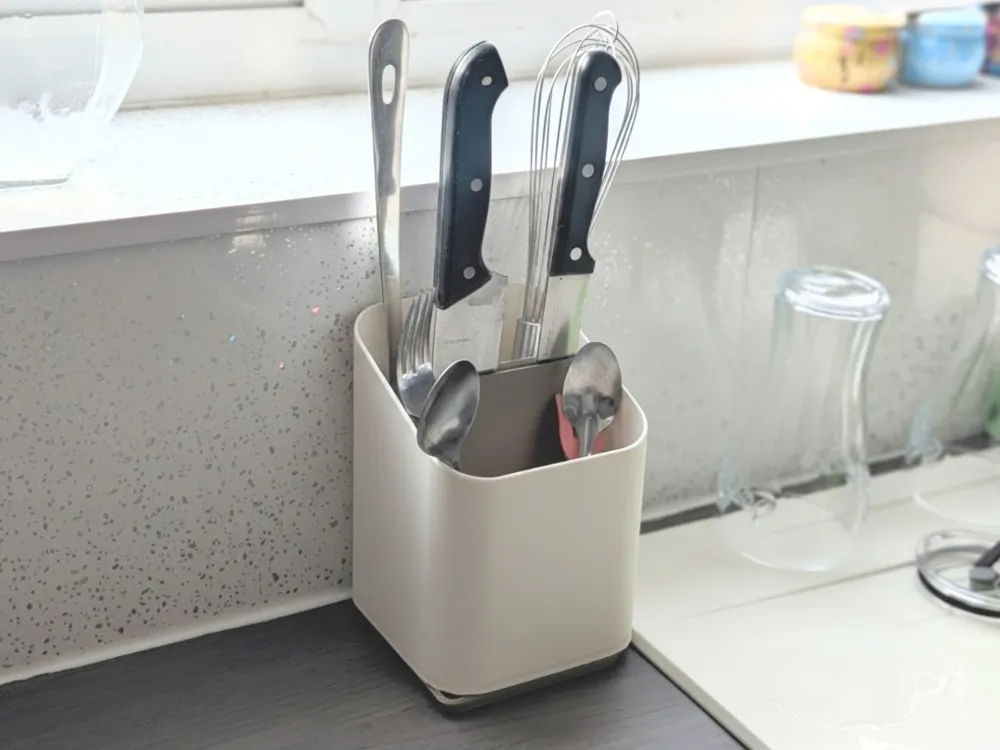 Chapter cutlery drainer close-up